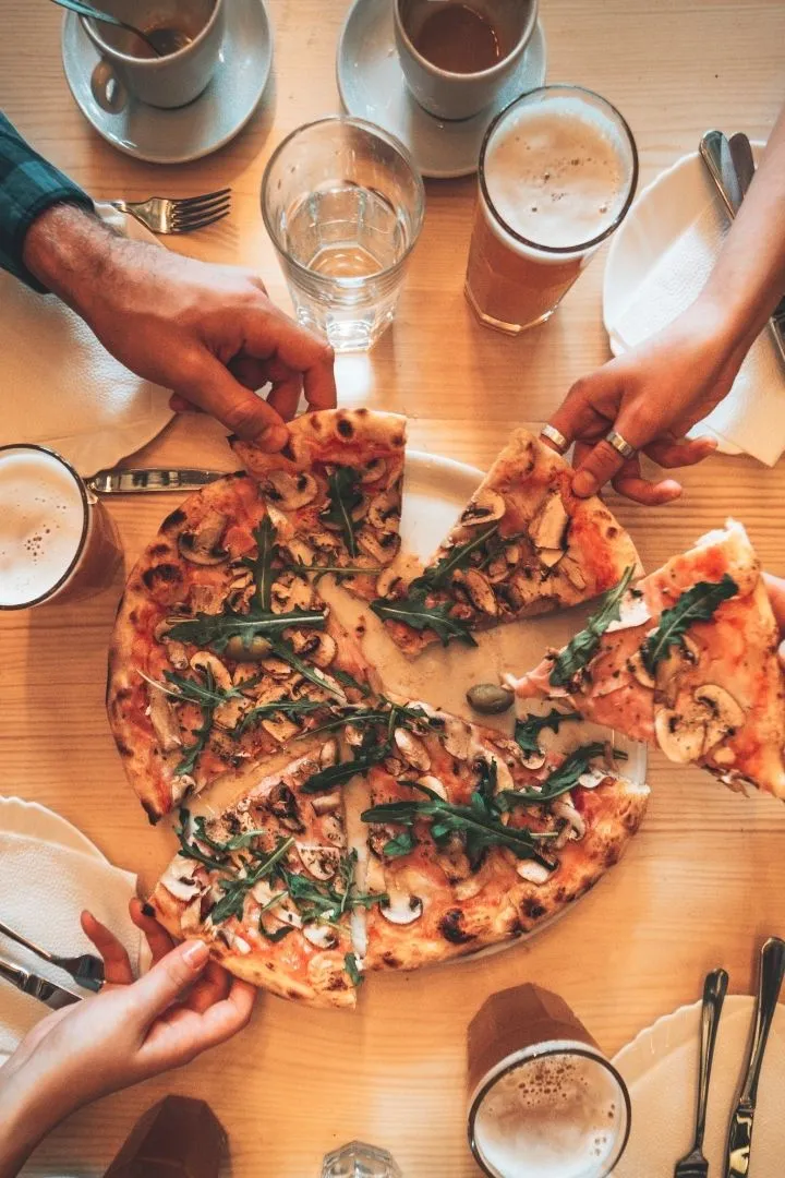 Pessoas dividindo uma pizza